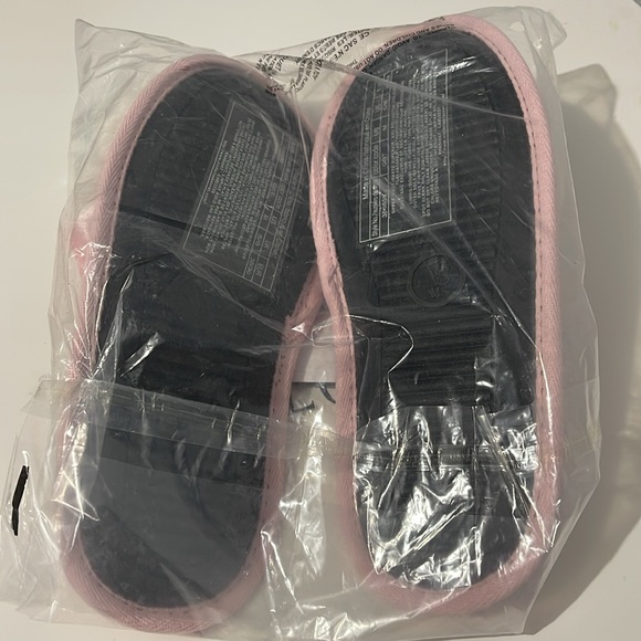 NWT Victoria’s secret - Pink slippers with faux fur white pom - size M (7/8) - Picture 4 of 4